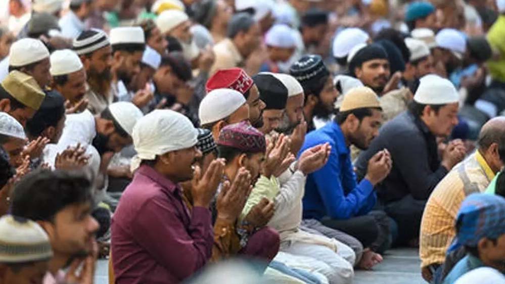 सड़क पर नमाज को लेकर बढ़ा विवाद, मौलाना साजिद रशीदी की ‘थूक-पेशाब’ वाली दलील चर्चा में सड़क पर नमाज को लेकर बढ़ा विवाद, मौलाना साजिद रशीदी की ‘थूक-पेशाब’ वाली दलील चर्चा में