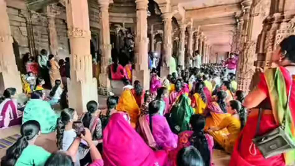 हाई कोर्ट के फैसले के बाद भोजशाला में उमड़ा आस्था का सैलाब, 11 दिन में पहुंचे 2 लाख श्रद्धालु हाई कोर्ट के फैसले के बाद भोजशाला में उमड़ा आस्था का सैलाब, 11 दिन में पहुंचे 2 लाख श्रद्धालु