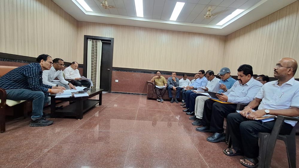 लोक निर्माण विभाग के सचिव ने सड़कों का काम देखा लोक निर्माण विभाग के सचिव ने सड़कों का काम देखा