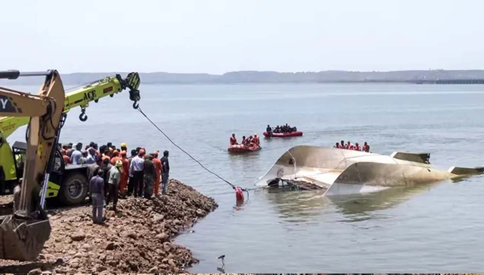 जबलपुर क्रूज हादसे का नया वीडियो: डूबने से पहले बांटे गए लाइफ जैकेट्स जबलपुर क्रूज हादसे का नया वीडियो: डूबने से पहले बांटे गए लाइफ जैकेट्स