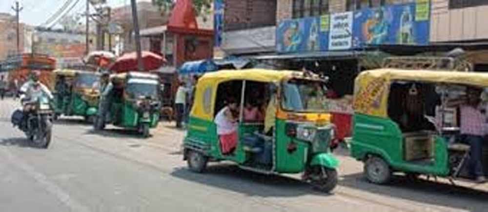 पटना में बढ़े किराये से यात्रियों की जेब पर असर, ऑटो-टेम्पू चालक वसूल रहे मनमाना पैसा पटना में बढ़े किराये से यात्रियों की जेब पर असर, ऑटो-टेम्पू चालक वसूल रहे मनमाना पैसा