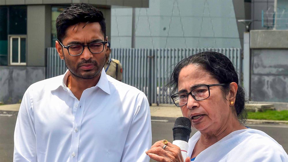 TMC के 9 दिग्गजों को अपने ही बूथ पर नहीं मिले वोट, चुनाव आयोग की रिपोर्ट से मचा सियासी बवाल TMC के 9 दिग्गजों को अपने ही बूथ पर नहीं मिले वोट, चुनाव आयोग की रिपोर्ट से मचा सियासी बवाल