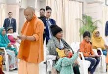 लखनऊ में ‘जनता दर्शन’: सीएम योगी ने सुनी फरियाद, बिहार से आई महिला का भावुक पल