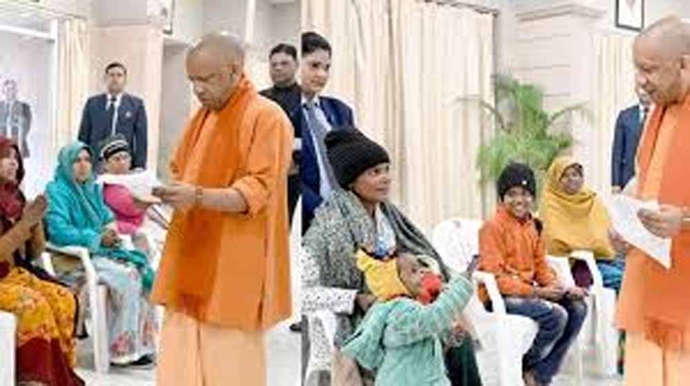 लखनऊ में ‘जनता दर्शन’: सीएम योगी ने सुनी फरियाद, बिहार से आई महिला का भावुक पल लखनऊ में ‘जनता दर्शन’: सीएम योगी ने सुनी फरियाद, बिहार से आई महिला का भावुक पल