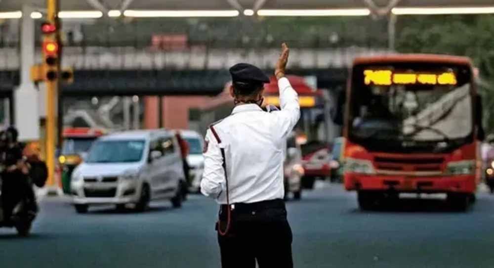 अब हर बस-टैक्सी पर होगी नजर: यूपी में 5 लाख वाहनों में लगेगा ट्रैकिंग डिवाइस अब हर बस-टैक्सी पर होगी नजर: यूपी में 5 लाख वाहनों में लगेगा ट्रैकिंग डिवाइस