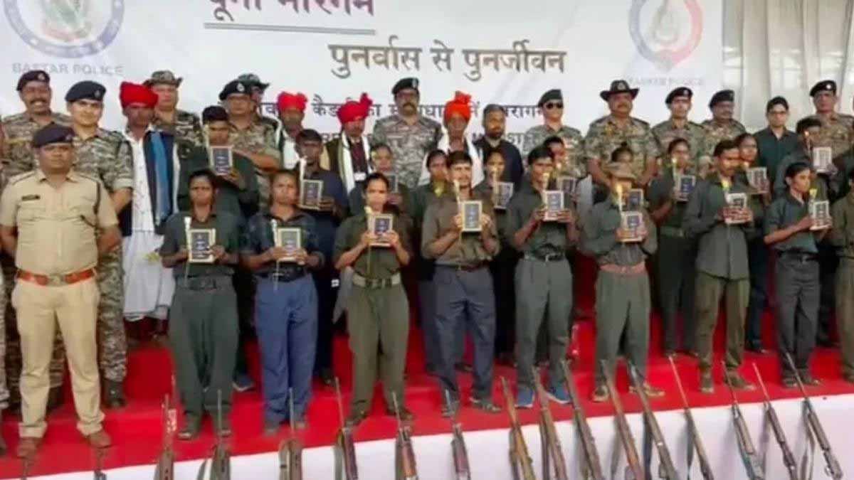 झारखंड में बड़ी सफलता: 25 नक्सलियों का सामूहिक सरेंडर, भारी हथियार बरामद झारखंड में बड़ी सफलता: 25 नक्सलियों का सामूहिक सरेंडर, भारी हथियार बरामद