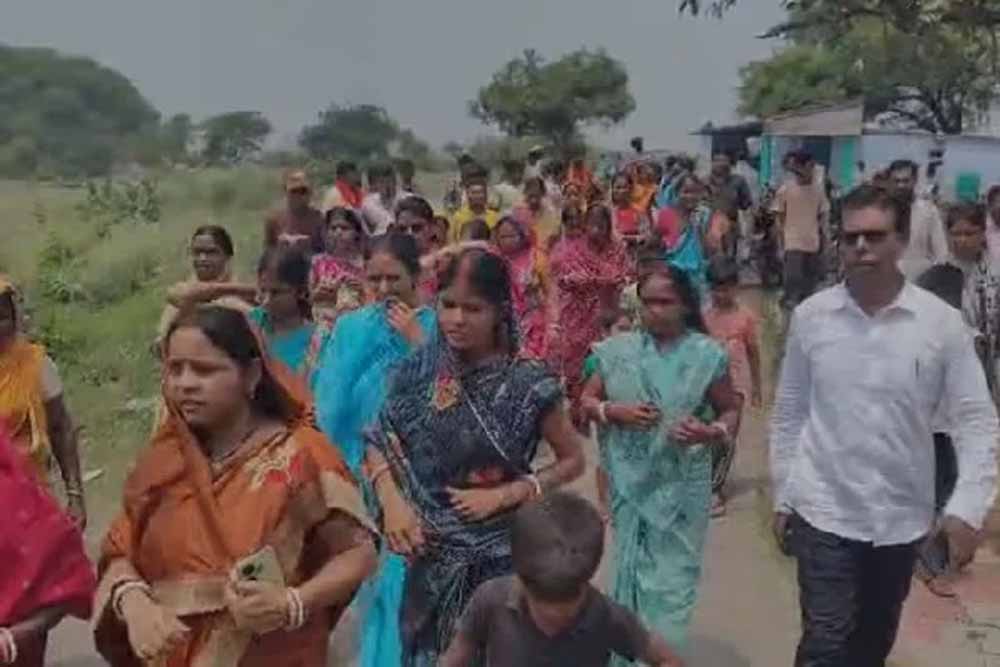 केशलपुर में अवैध कोयला खनन पर बवाल, बमबाजी और तोड़फोड़ से मचा हड़कंप केशलपुर में अवैध कोयला खनन पर बवाल, बमबाजी और तोड़फोड़ से मचा हड़कंप