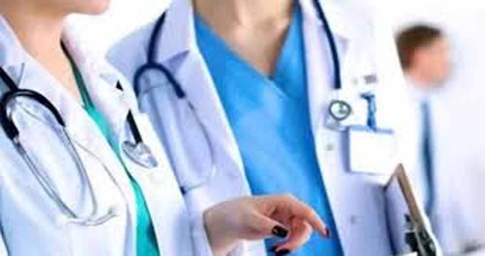 यूपी में स्वास्थ्य विभाग पर सख्ती: 28 डॉक्टर 15 से ज्यादा अस्पतालों से जुड़े मिले