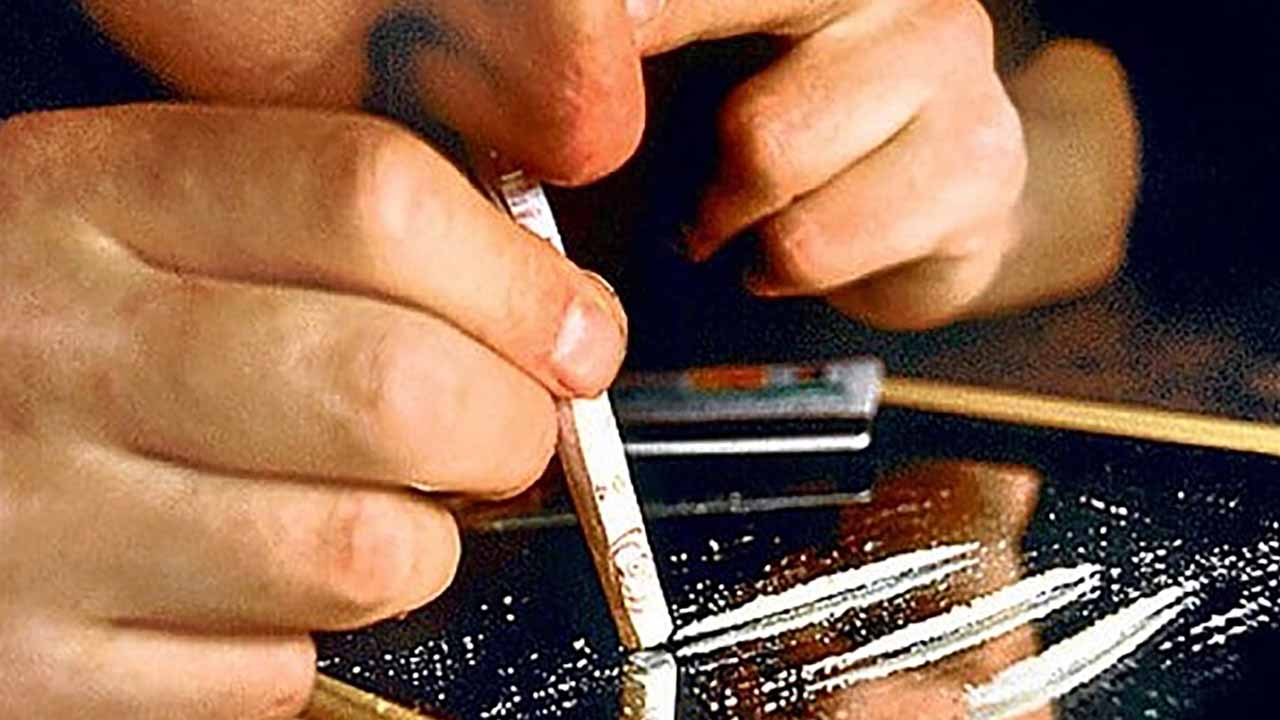 झारखंड में नशे का जाल: युवाओं को ब्राउन शुगर की गिरफ्त में धकेल रहा नेटवर्क झारखंड में नशे का जाल: युवाओं को ब्राउन शुगर की गिरफ्त में धकेल रहा नेटवर्क