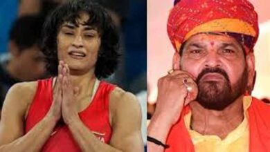 विनेश फोगाट और बृजभूषण शरण सिंह के बीच सोशल मीडिया शायरी वार, फिर बढ़ा विवाद