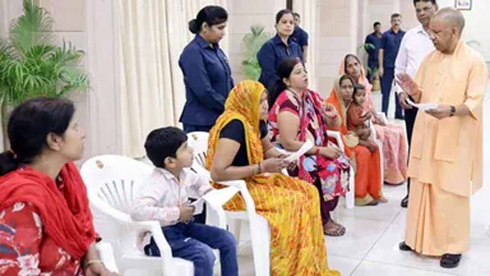 जनता दर्शन में सीएम योगी का सख्त संदेश,बच्चों को स्कूल भेजें, नौकरी में सिफारिश नहीं चलेगी जनता दर्शन में सीएम योगी का सख्त संदेश,बच्चों को स्कूल भेजें, नौकरी में सिफारिश नहीं चलेगी