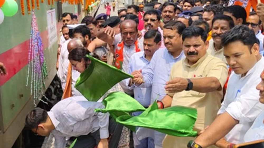 पश्चिम चंपारण को दो नई ट्रेनों की सौगात, नरकटियागंज से दरभंगा और सिकटा से मुजफ्फरपुर सेवा शुरू पश्चिम चंपारण को दो नई ट्रेनों की सौगात, नरकटियागंज से दरभंगा और सिकटा से मुजफ्फरपुर सेवा शुरू