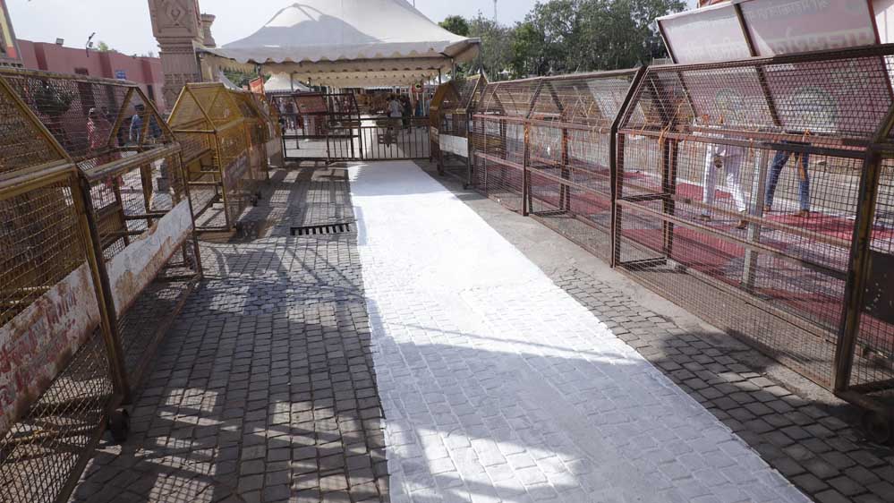 महाकाल मंदिर में 13,000 स्क्वेयर फीट में बन रहा हीट प्रूफ पाथ-वे, श्रद्धालुओं की सुविधा के लिए महाकाल मंदिर में 13,000 स्क्वेयर फीट में बन रहा हीट प्रूफ पाथ-वे, श्रद्धालुओं की सुविधा के लिए