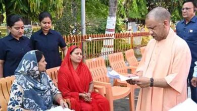 जनता दर्शन में सीएम योगी ने सुनीं समस्याएं, इलाज के लिए देंगे आर्थिक मदद जनता दर्शन में सीएम योगी ने सुनीं समस्याएं, इलाज के लिए देंगे आर्थिक मदद