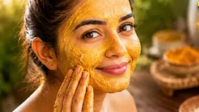 घर पर बनाएं देसी उबटन: बेसन, चंदन और केसर से पाएं ग्लोइंग स्किन