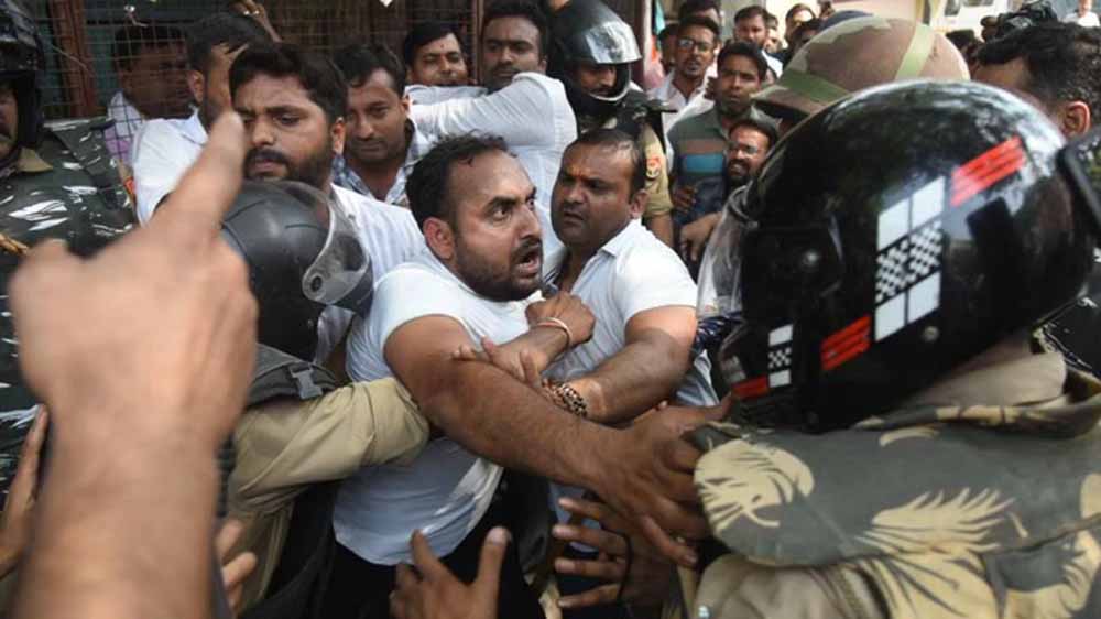 लखनऊ में वकीलों पर लाठीचार्ज, अवैध चैंबर हटाने के दौरान मचा हंगामा