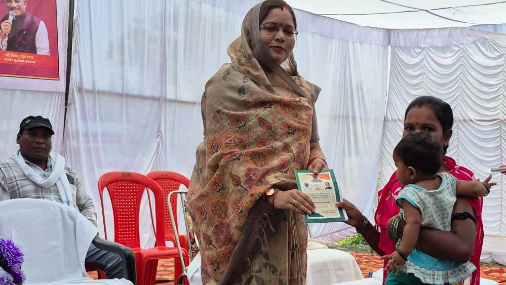 सुशासन तिहार 2026: सिमड़ा शिविर में हितग्राहियों को मिले राशन कार्ड, चेहरे पर आई मुस्कान सुशासन तिहार 2026: सिमड़ा शिविर में हितग्राहियों को मिले राशन कार्ड, चेहरे पर आई मुस्कान