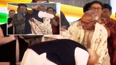 शुभेंदु की शपथ से पहले PM मोदी ने माखनलाल सरकार से लिया आशीर्वाद, बंगाल को अनोखा सलाम शुभेंदु की शपथ से पहले PM मोदी ने माखनलाल सरकार से लिया आशीर्वाद, बंगाल को अनोखा सलाम