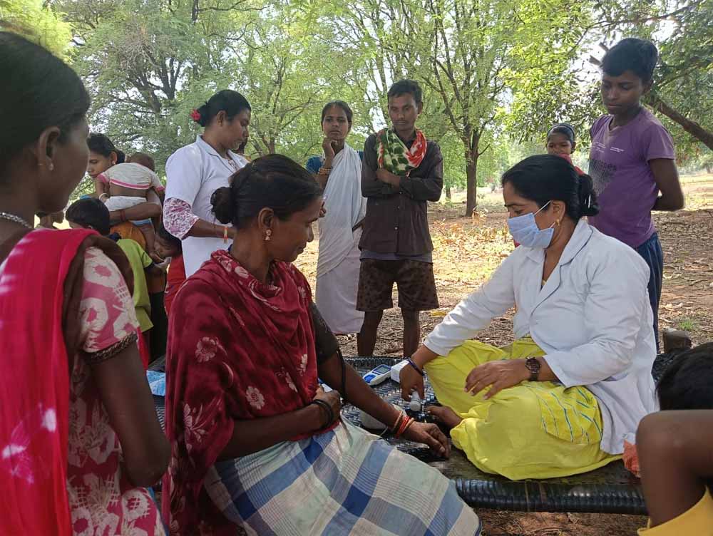 दुर्गम जंगलों के बीच पहुंची स्वास्थ्य सेवा, 771 ग्रामीणों की हुई जांच दुर्गम जंगलों के बीच पहुंची स्वास्थ्य सेवा, 771 ग्रामीणों की हुई जांच