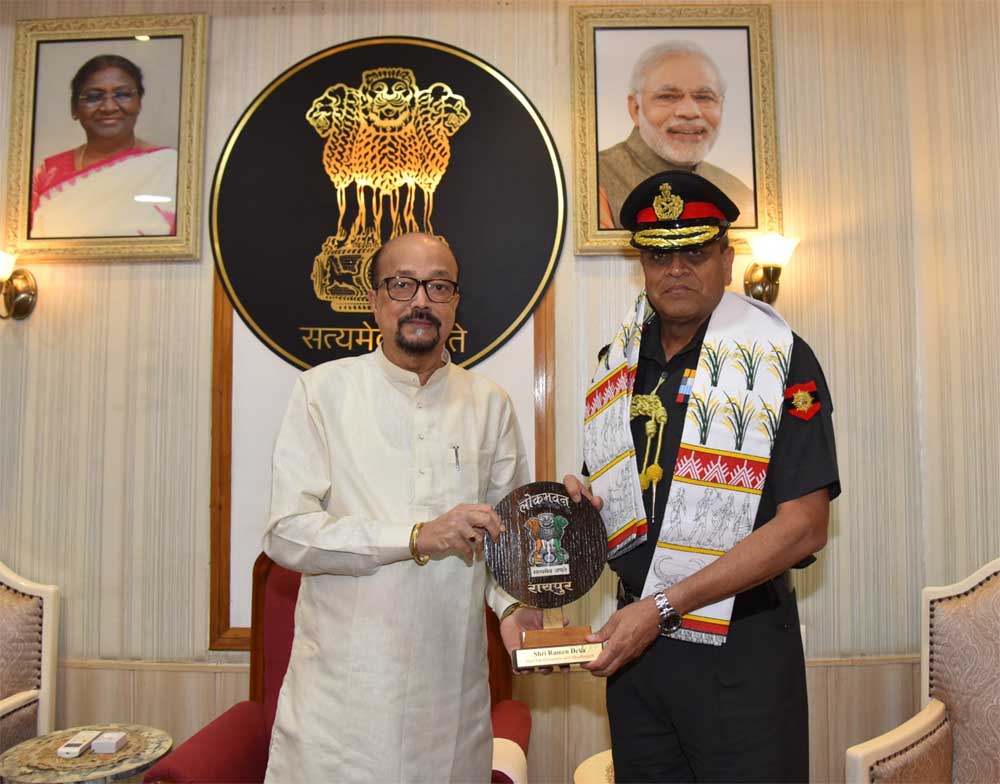 राज्यपाल डेका से लेफ्टिनेट जनरल अनिंद्या सेनगुप्ता ने की सौजन्य भेंट राज्यपाल डेका से लेफ्टिनेट जनरल अनिंद्या सेनगुप्ता ने की सौजन्य भेंट