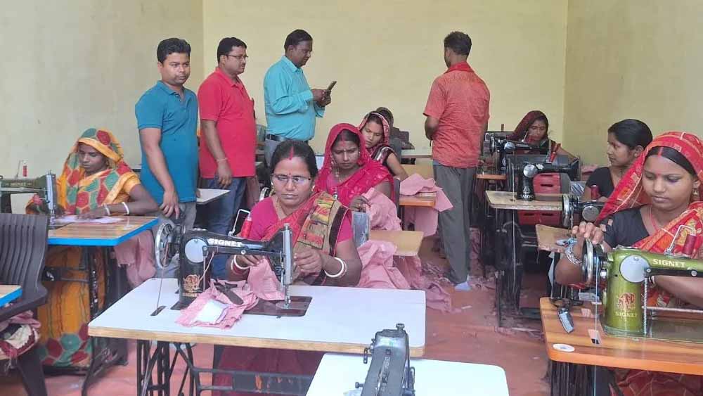 बिहार में जीविका दीदियों का कमाल, बगहा में तैयार हो रही 15 हजार बच्चों की पोशाक बिहार में जीविका दीदियों का कमाल, बगहा में तैयार हो रही 15 हजार बच्चों की पोशाक