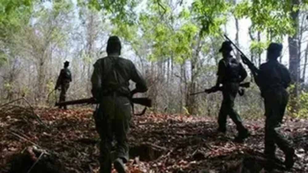 झारखंड के जंगल में सुरक्षाबलों और नक्सलियों के बीच मुठभेड़, 1-2 माओवादियों के ढेर होने की खबर