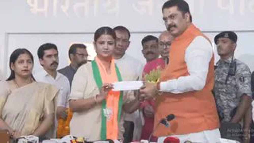 RJD की ‘मुखिया दीदी’ ने थामा BJP का दामन, बिहार की राजनीति में हलचल तेज RJD की ‘मुखिया दीदी’ ने थामा BJP का दामन, बिहार की राजनीति में हलचल तेज