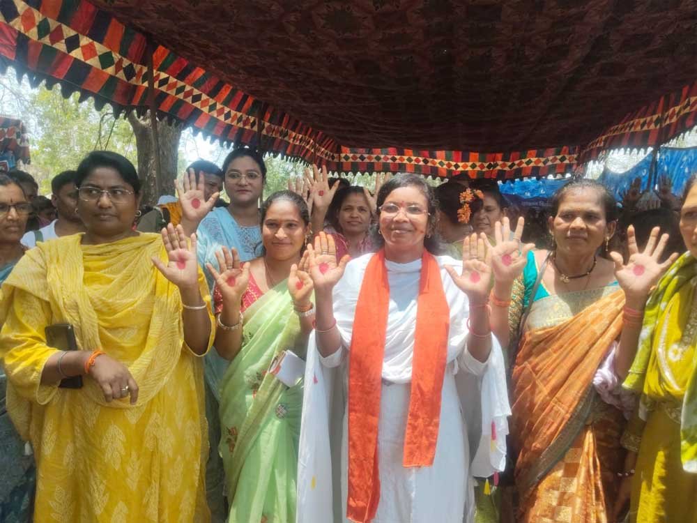 बीजापुर में रेड डॉट अभियान ने पकड़ी रफ्तार- गांव-गांव तक पहुँच रहा माहवारी स्वच्छता का संदेश