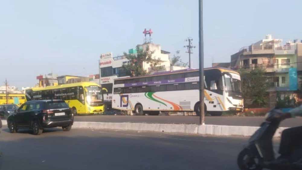इंदौर में खतरनाक बसों पर प्रशासन का बड़ा एक्शन, 11 बसें जब्त और कई पर जुर्माना इंदौर में खतरनाक बसों पर प्रशासन का बड़ा एक्शन, 11 बसें जब्त और कई पर जुर्माना
