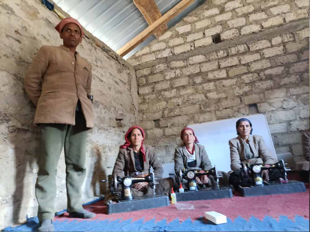 सेवा डेरा में युवाओं के लिए सुनहरा मौका, आधार-बैंकिंग के साथ मिलेगा सिलाई प्रशिक्षण सेवा डेरा में युवाओं के लिए सुनहरा मौका, आधार-बैंकिंग के साथ मिलेगा सिलाई प्रशिक्षण