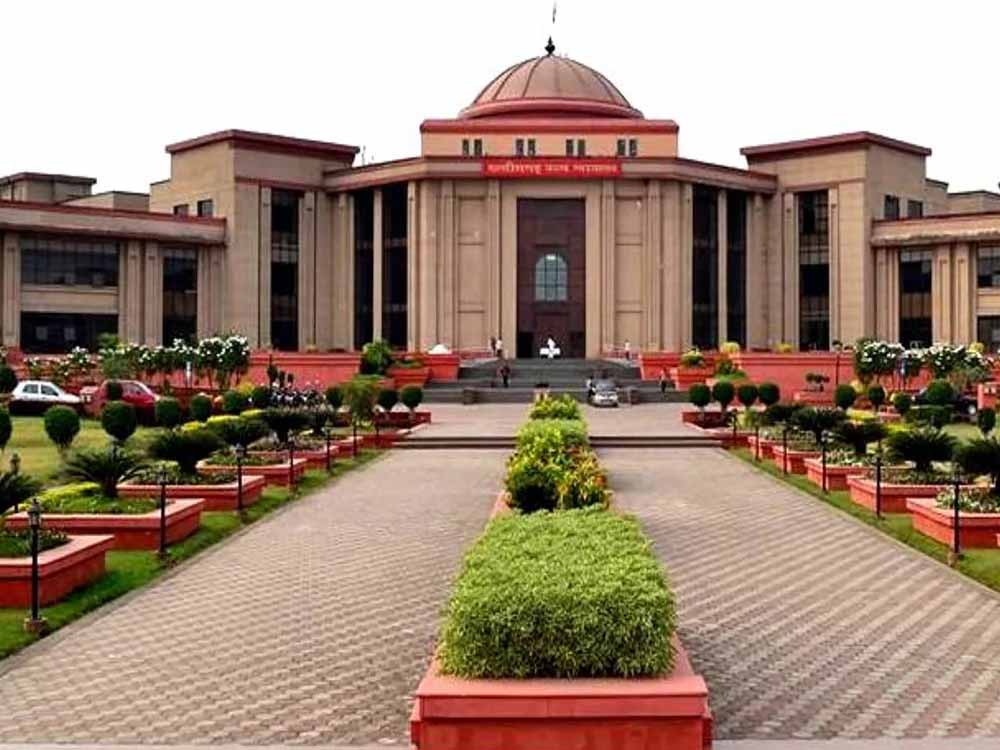 गर्मी की छुट्टियों में बदल गई कोर्ट की कार्यप्रणाली, CG हाईकोर्ट ने वीडियो सुनवाई का लिया बड़ा फैसला गर्मी की छुट्टियों में बदल गई कोर्ट की कार्यप्रणाली, CG हाईकोर्ट ने वीडियो सुनवाई का लिया बड़ा फैसला
