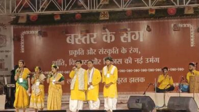 लोकनृत्यों की रंगारंग प्रस्तुति में झूमे अमित शाह, बादल अकादमी में तीन मुख्यमंत्री भी रहे मौजूद लोकनृत्यों की रंगारंग प्रस्तुति में झूमे अमित शाह, बादल अकादमी में तीन मुख्यमंत्री भी रहे मौजूद
