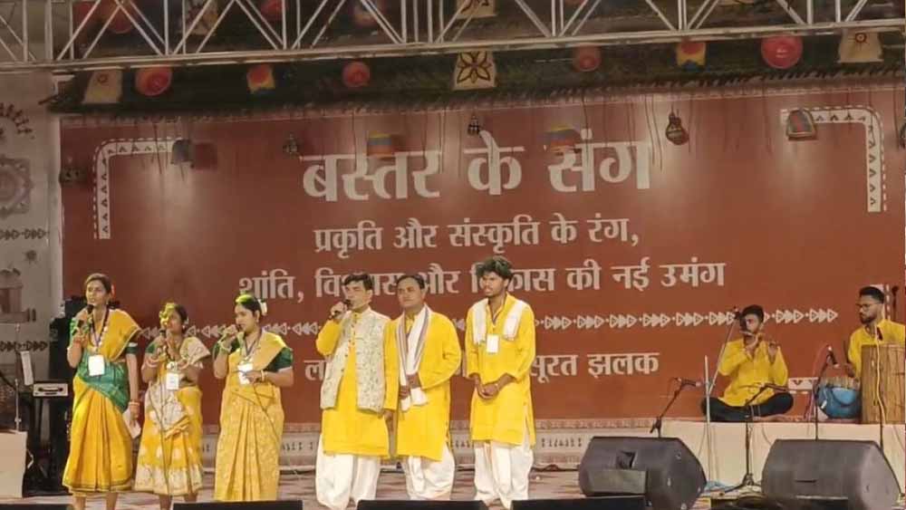 लोकनृत्यों की रंगारंग प्रस्तुति में झूमे अमित शाह, बादल अकादमी में तीन मुख्यमंत्री भी रहे मौजूद लोकनृत्यों की रंगारंग प्रस्तुति में झूमे अमित शाह, बादल अकादमी में तीन मुख्यमंत्री भी रहे मौजूद