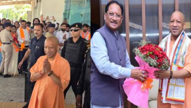 बस्तर पहुंचे CM योगी, मुख्यमंत्री साय ने किया गर्मजोशी से स्वागत बस्तर पहुंचे CM योगी, मुख्यमंत्री साय ने किया गर्मजोशी से स्वागत