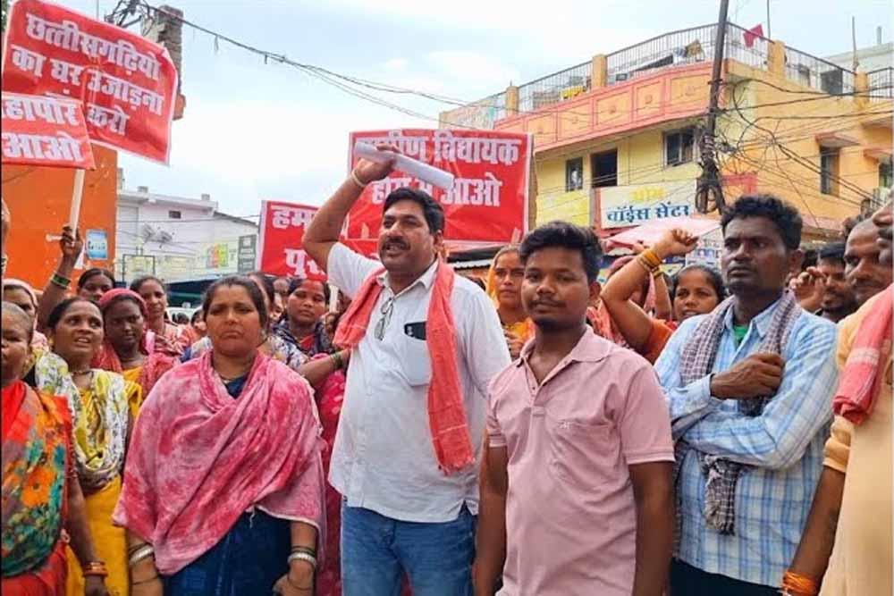 कैनाल रोड परियोजना पर बवाल, 1300 घर तोड़ने की तैयारी के खिलाफ निगम दफ्तर का घेराव कैनाल रोड परियोजना पर बवाल, 1300 घर तोड़ने की तैयारी के खिलाफ निगम दफ्तर का घेराव