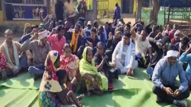 किसानों के बीच सांसद की फटकार से भड़के निरीक्षक, माइक छोड़कर बीच कार्यक्रम से निकले बाहर किसानों के बीच सांसद की फटकार से भड़के निरीक्षक, माइक छोड़कर बीच कार्यक्रम से निकले बाहर