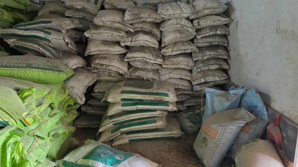 खाद गोदाम में बड़ी चोरी, 68 बोरी DAP लेकर फरार हुए बदमाश; डॉग स्क्वाड के साथ जांच में जुटी पुलिस खाद गोदाम में बड़ी चोरी, 68 बोरी DAP लेकर फरार हुए बदमाश; डॉग स्क्वाड के साथ जांच में जुटी पुलिस