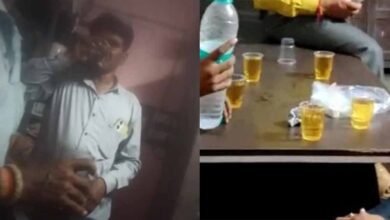 सरकारी दफ्तर बना शराबखाना! शाम होते ही कर्मचारियों की शराब पार्टी का वीडियो वायरल सरकारी दफ्तर बना शराबखाना! शाम होते ही कर्मचारियों की शराब पार्टी का वीडियो वायरल
