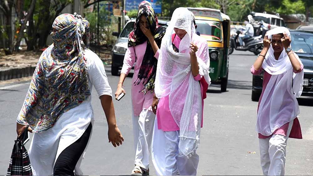 भीषण गर्मी का असर, सनबर्न के मरीज बढ़े; त्वचा में जलन और धब्बों की शिकायतें भीषण गर्मी का असर, सनबर्न के मरीज बढ़े; त्वचा में जलन और धब्बों की शिकायतें