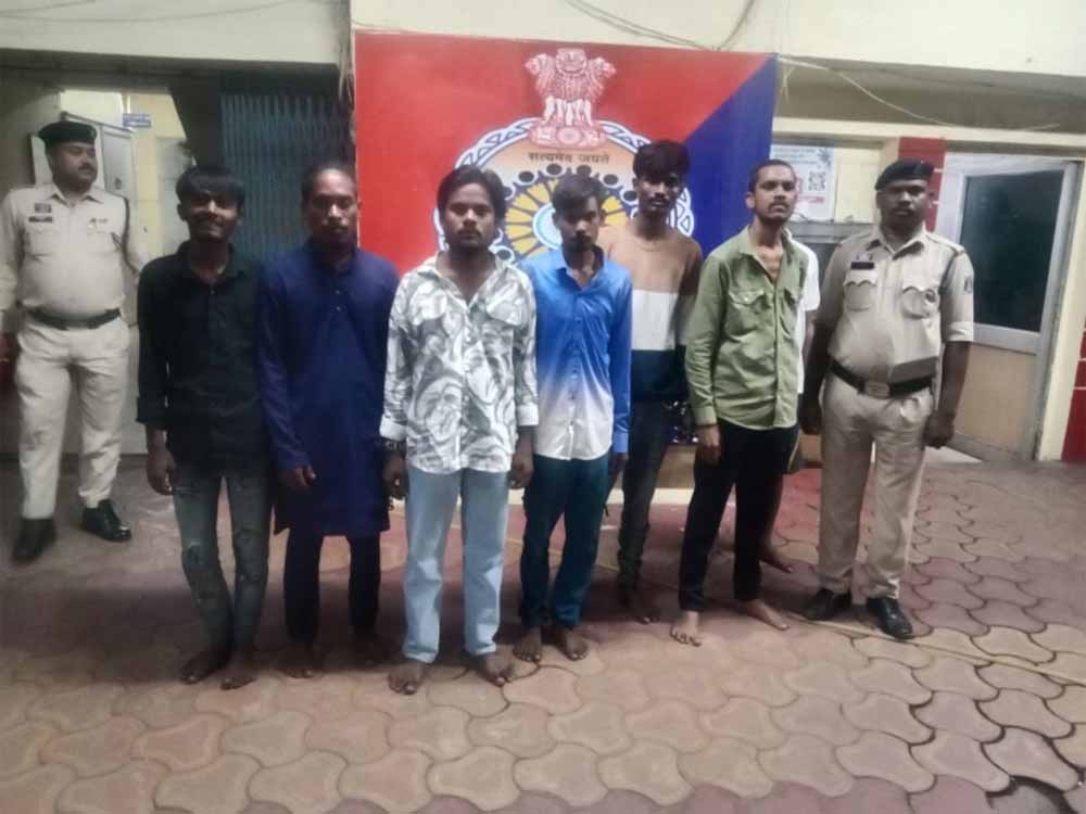 रायपुर कोर्ट परिसर में चाकू लेकर पहुंचे 2 युवक गिरफ्तार, पुलिस के चेकिंग अभियान में 8 संदिग्ध भी पकड़े गए रायपुर कोर्ट परिसर में चाकू लेकर पहुंचे 2 युवक गिरफ्तार, पुलिस के चेकिंग अभियान में 8 संदिग्ध भी पकड़े गए