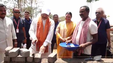 जशपुर के चंदागढ़ पहुंचे CM साय: PMAY हितग्राही के घर में ईंट रखकर बढ़ाया हौसला