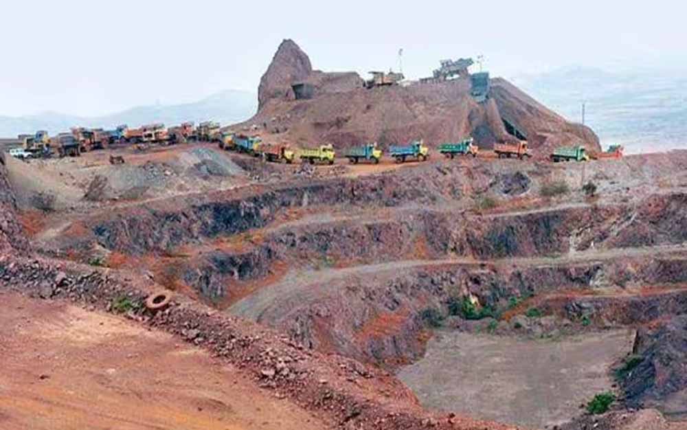 दंतेवाड़ा में अवैध लौह अयस्क का बड़ा खेल उजागर, पहाड़ियों से मैदान तक मिले ढेर दंतेवाड़ा में अवैध लौह अयस्क का बड़ा खेल उजागर, पहाड़ियों से मैदान तक मिले ढेर