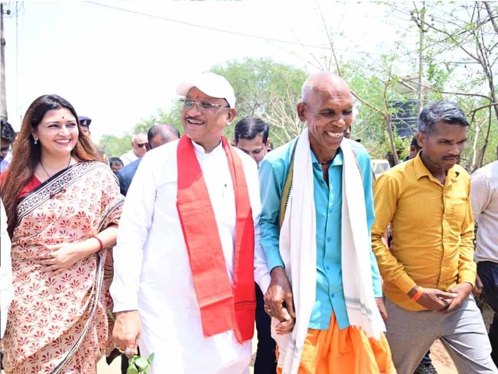 ग्रामीण के न्योते पर गृह प्रवेश करवाने पहुंचे मुख्यमंत्री साय