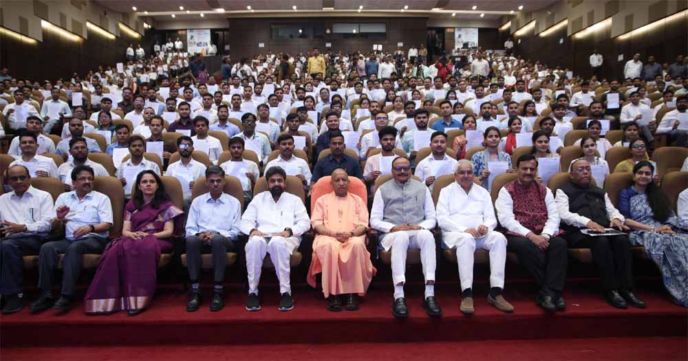 योगी सरकार में पारदर्शी भर्ती से खिले चयनित अभ्यर्थियों के चेहरे योगी सरकार में पारदर्शी भर्ती से खिले चयनित अभ्यर्थियों के चेहरे