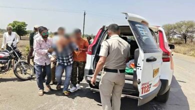 रतलाम के डायल-112 हीरोज सड़क हादसे में घायल हुए तीन लोगों को समय पर पहुँचाया अस्पताल भोपाल रतलाम जिले के थाना रिंगनोद क्षेत्र मेंडायल-112 जवानों की त्वरित प्रतिक्रिया और संवेदनशील कार्यवाहीसे सड़क दुर्घटना में गंभीर रूप से घायल तीन व्यक्तियों को समय पर अस्पताल पहुँचाकर उपचार दिलाया गया। समय पर मिली सहायता से घायलों को शीघ्र चिकित्सा सुविधा उपलब्ध हो सकी। 07 मई को सुबह राज्य स्तरीय पुलिस कंट्रोल रूम डायल-112 भोपाल को सूचना प्राप्त हुई कि थाना रिंगनोद क्षेत्र अंतर्गतबिनोलीफंटा रोडपर दो मोटर साइकिलों की आमने-सामने से टक्कर हो गई है, जिसमें तीन व्यक्ति गंभीर रूप से घायल हो गए हैं। तत्काल पुलिस सहायता की आवश्यकता है। सूचना मिलते ही रिंगनोद थाना क्षेत्र में तैनात डायल-112 एफआरव्ही वाहन को तुरंत घटनास्थल के लिए रवाना किया गया। डायल 112 स्टॉफआरक्षक चंद्रपाल सिंह एवं पायलट मंगलेश्वर सूर्यवंशीने मौके पर पहुँचकरपाया कि मोटरसाइकिल दुर्घटना में तीन लोग गंभीर रूप से घायल हो गए थे। डायल-112 जवानों ने बिना समय गंवाए सभी घायलों कोएफआरव्ही वाहनकी सहायता से तत्कालशासकीय अस्पताल जावरापहुँचाया।डायल-112 जवानों की तत्परता से घायलों को समय पर उपचार मिल सका। डायल 112 हीरोजश्रृंखला के अंतर्गत यह घटना दर्शाती है कि मध्यप्रदेश पुलिस की डायल-112 सेवा हर आपात परिस्थिति में त्वरित सहायता, संवेदनशीलता और जनसेवा की भावना के साथ आमजन के लिए सदैव सक्रिय और प्रतिबद्ध है। रतलाम के डायल-112 हीरोज सड़क हादसे में घायल हुए तीन लोगों को समय पर पहुँचाया अस्पताल भोपाल रतलाम जिले के थाना रिंगनोद क्षेत्र मेंडायल-112 जवानों की त्वरित प्रतिक्रिया और संवेदनशील कार्यवाहीसे सड़क दुर्घटना में गंभीर रूप से घायल तीन व्यक्तियों को समय पर अस्पताल पहुँचाकर उपचार दिलाया गया। समय पर मिली सहायता से घायलों को शीघ्र चिकित्सा सुविधा उपलब्ध हो सकी। 07 मई को सुबह राज्य स्तरीय पुलिस कंट्रोल रूम डायल-112 भोपाल को सूचना प्राप्त हुई कि थाना रिंगनोद क्षेत्र अंतर्गतबिनोलीफंटा रोडपर दो मोटर साइकिलों की आमने-सामने से टक्कर हो गई है, जिसमें तीन व्यक्ति गंभीर रूप से घायल हो गए हैं। तत्काल पुलिस सहायता की आवश्यकता है। सूचना मिलते ही रिंगनोद थाना क्षेत्र में तैनात डायल-112 एफआरव्ही वाहन को तुरंत घटनास्थल के लिए रवाना किया गया। डायल 112 स्टॉफआरक्षक चंद्रपाल सिंह एवं पायलट मंगलेश्वर सूर्यवंशीने मौके पर पहुँचकरपाया कि मोटरसाइकिल दुर्घटना में तीन लोग गंभीर रूप से घायल हो गए थे। डायल-112 जवानों ने बिना समय गंवाए सभी घायलों कोएफआरव्ही वाहनकी सहायता से तत्कालशासकीय अस्पताल जावरापहुँचाया।डायल-112 जवानों की तत्परता से घायलों को समय पर उपचार मिल सका। डायल 112 हीरोजश्रृंखला के अंतर्गत यह घटना दर्शाती है कि मध्यप्रदेश पुलिस की डायल-112 सेवा हर आपात परिस्थिति में त्वरित सहायता, संवेदनशीलता और जनसेवा की भावना के साथ आमजन के लिए सदैव सक्रिय और प्रतिबद्ध है।