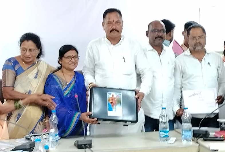 जामुल में अध्यक्ष ईश्वर सिंह ठाकुर ने लाभ का बजट प्रस्तुत किया जामुल में अध्यक्ष ईश्वर सिंह ठाकुर ने लाभ का बजट प्रस्तुत किया