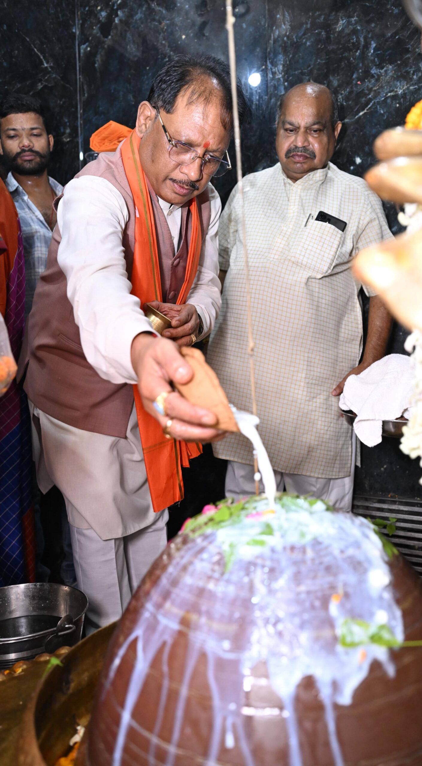 मुख्यमंत्री ने हाटकेश्वर महादेव मंदिर में पूजा-अर्चना कर प्रदेशवासियों के सुख समृद्धि की कामना की मुख्यमंत्री ने हाटकेश्वर महादेव मंदिर में पूजा-अर्चना कर प्रदेशवासियों के सुख समृद्धि की कामना की