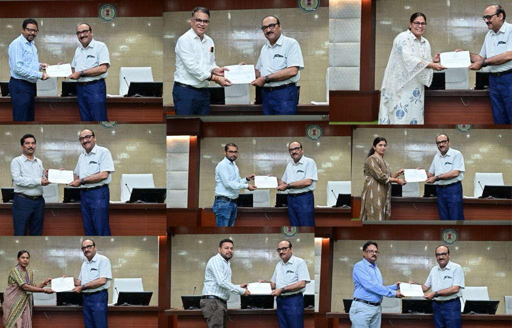 प्रशासनिक दक्षता का सम्मान मुख्य सचिव ने ई-ऑफिस और समयबद्धता के लिए अधिकारियों-कर्मचारियों को नवाजा प्रशासनिक दक्षता का सम्मान मुख्य सचिव ने ई-ऑफिस और समयबद्धता के लिए अधिकारियों-कर्मचारियों को नवाजा