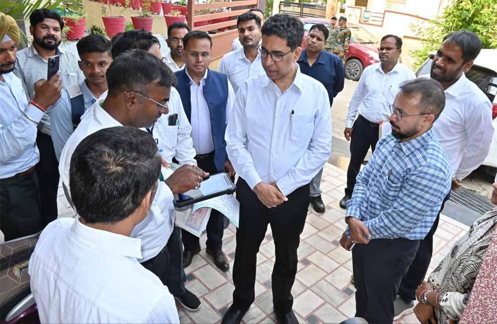 केंद्रीय सचिव ने परखी धरातल की हकीकत; सर्वे टीमें बढ़ाने के निर्देश केंद्रीय सचिव ने परखी धरातल की हकीकत; सर्वे टीमें बढ़ाने के निर्देश
