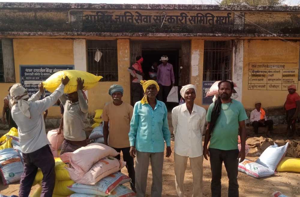 किसान चोवाराम एवं बेनीराम ने खाद, बीज के वितरण की व्यवस्था की सराहना की किसान चोवाराम एवं बेनीराम ने खाद, बीज के वितरण की व्यवस्था की सराहना की